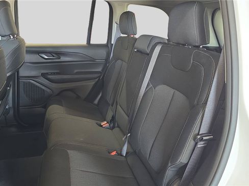 Used 2023 Jeep Grand Cherokee Laredo w/ Luxury Tech Group I AWD/4WD image 18
