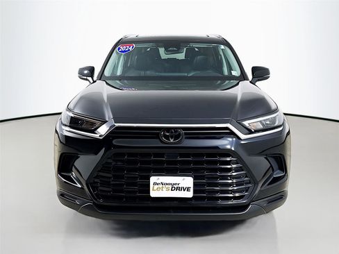 Used 2024 Toyota Grand Highlander XLE image 3