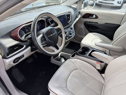 Used 2017 Chrysler Pacifica Limited w/ UConnect Theater Package FWD image 19