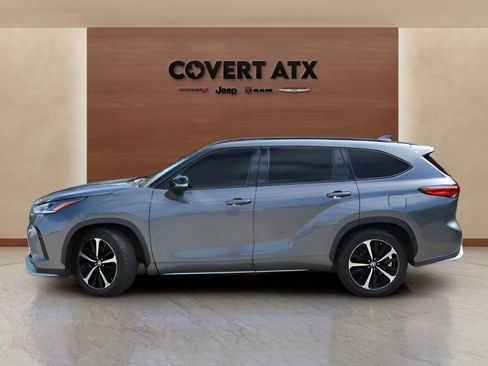 Used 2021 Toyota Highlander XSE FWD image 2