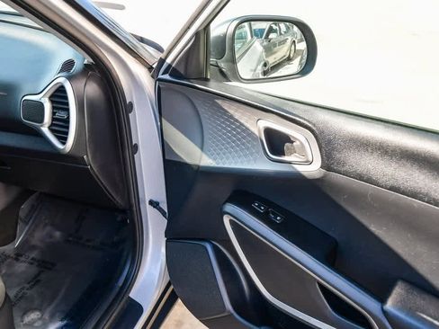 Used 2020 Kia Soul LX image 18