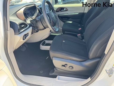 Used 2018 Chrysler Pacifica LX w/ Tire & Wheel Group image 10