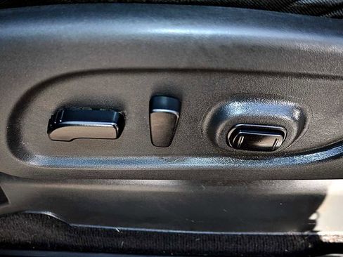 Used 2017 Nissan Titan SV image 16