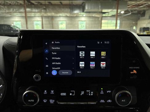 Used 2024 Toyota Highlander LE FWD image 21