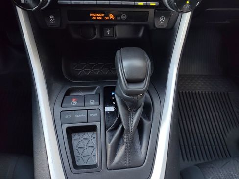 Used 2022 Toyota RAV4 XLE image 10