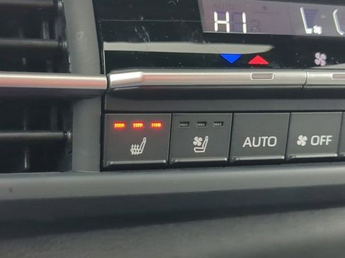 Used 2025 Toyota Sienna Platinum image 14