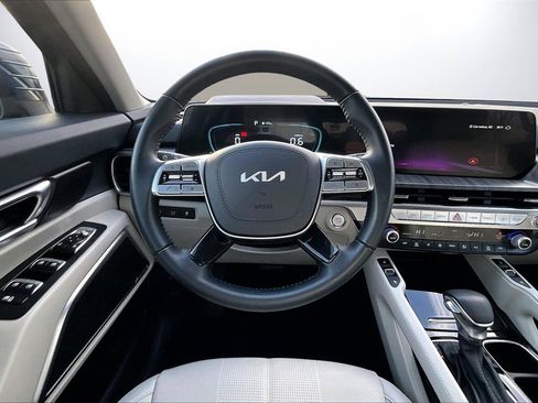 Used 2025 Kia Telluride EX w/ EX Captain's Chair Package image 10