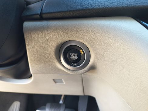 Used 2020 Chrysler Voyager Lxi FWD image 30