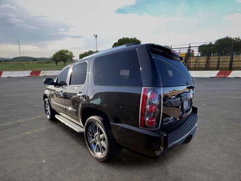 Used 2011 GMC Yukon Denali AWD/4WD image 4