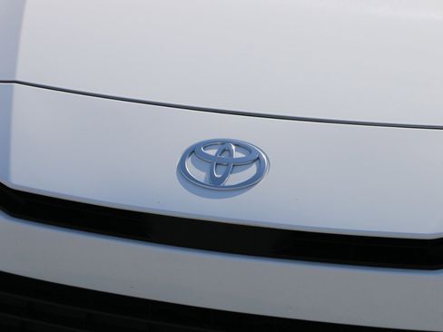 Used 2025 Toyota Camry LE image 12