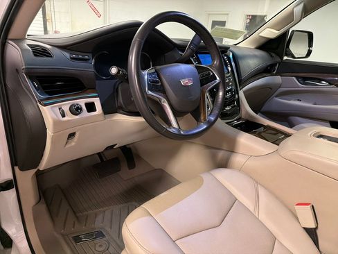 Used 2019 Cadillac Escalade Premium Luxury RWD image 28