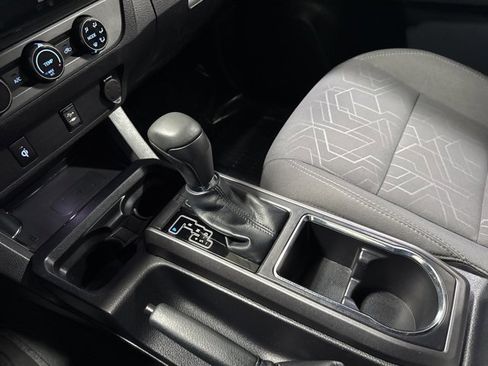 Used 2017 Toyota Tacoma TRD Off-Road image 19