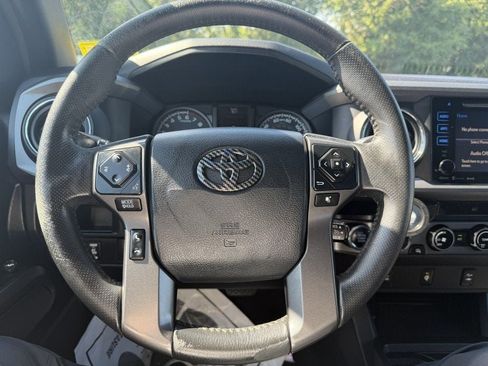 Used 2017 Toyota Tacoma TRD Sport w/ Tow Package (A/T) AWD/4WD image 14