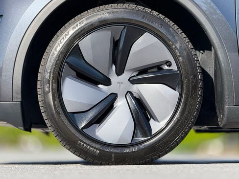 Used 2026 Tesla Model Y 2WD image 18