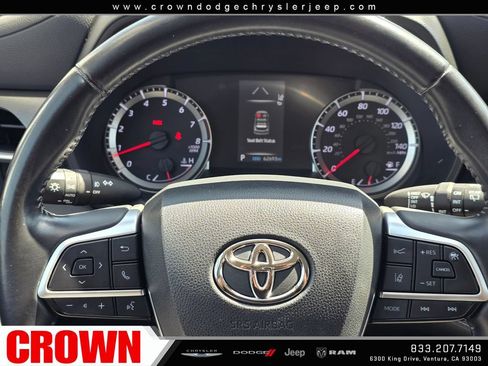 Used 2022 Toyota Highlander LE AWD/4WD image 32
