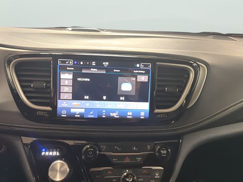 Used 2024 Chrysler Pacifica Limited FWD image 18
