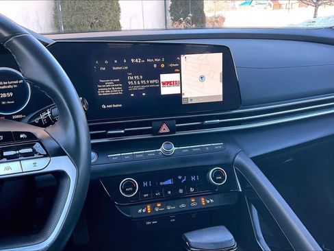 Used 2024 Hyundai Elantra Limited image 7