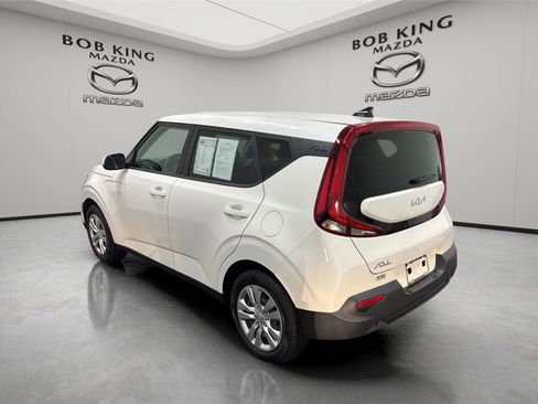 Used 2022 Kia Soul LX image 3