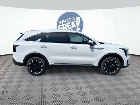 Certified 2025 Kia Sorento EX w/ Panoramic Sunroof Package AWD/4WD image 4