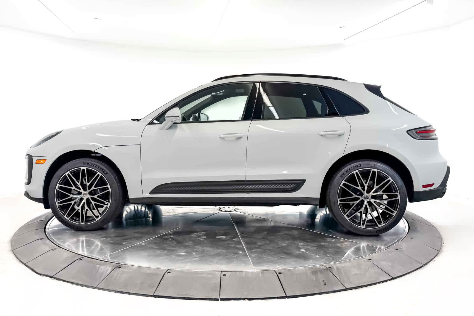 Certified 2026 Porsche Macan AWD/4WD image 2