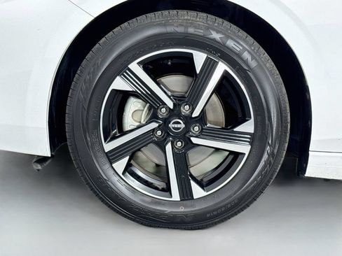 Used 2024 Nissan Sentra SV FWD image 11