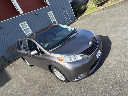 Used 2012 Toyota Sienna LE image 10