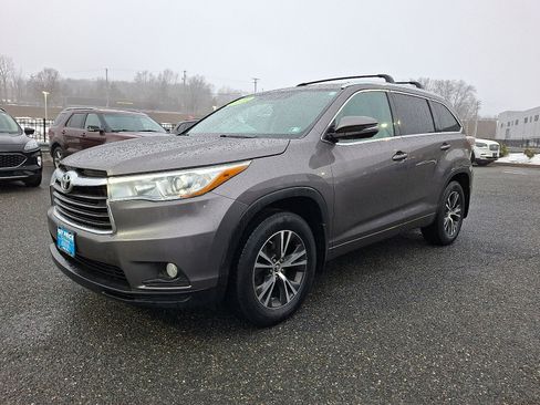 Used 2016 Toyota Highlander XLE image 3