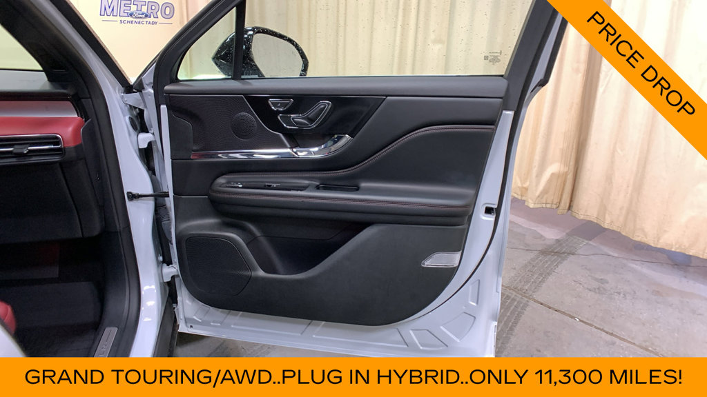 Used 2025 Lincoln Corsair Grand Touring w/ Towing Package AWD/4WD image 11