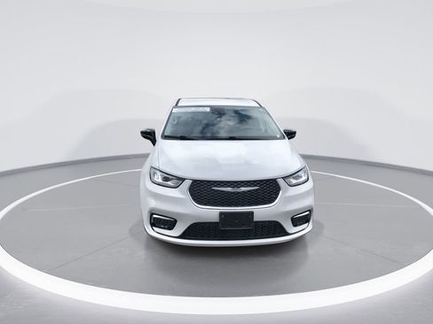 Used 2024 Chrysler Pacifica Touring-L image 3