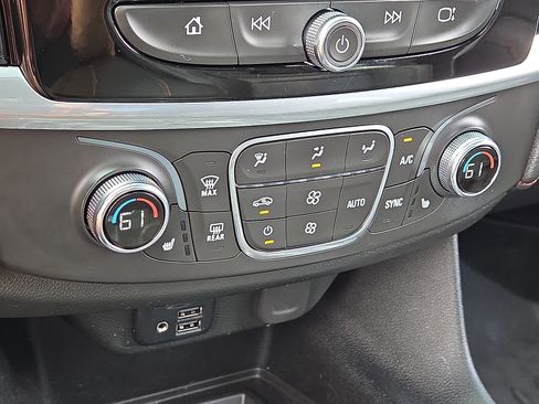 Used 2022 Chevrolet Traverse RS image 17