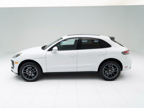 Certified 2026 Porsche Macan AWD/4WD image 2