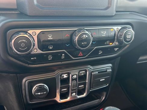 Used 2020 Jeep Wrangler Unlimited Sahara image 26