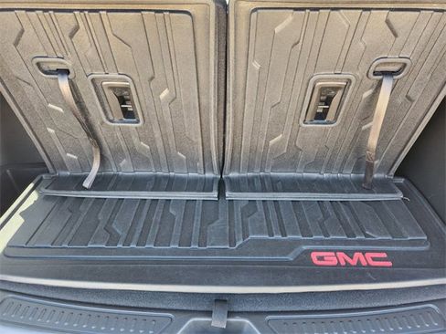 Used 2021 GMC Acadia SLT w/ Technology Package image 32