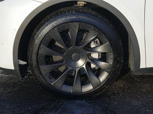 Used 2021 Tesla Model Y Long Range image 11