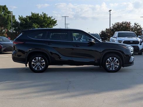 Used 2024 Toyota Highlander XLE AWD/4WD image 4