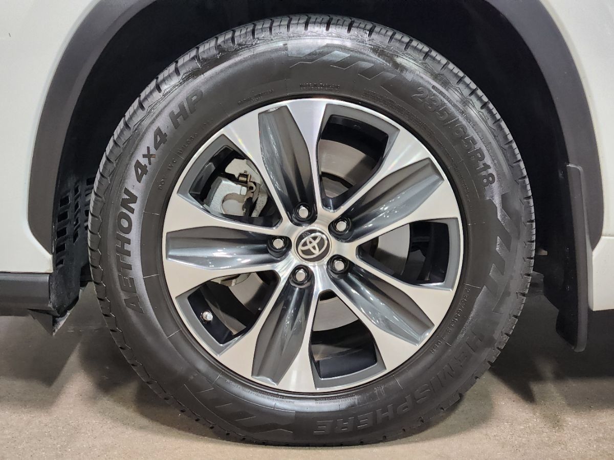 Used 2021 Toyota Highlander XLE AWD/4WD image 28