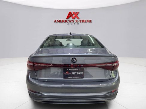 Used 2025 Volkswagen Jetta SE FWD image 5