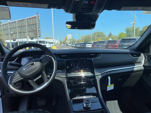 New 2025 Jeep Grand Cherokee Laredo X w/ Luxury Tech Group I image 40