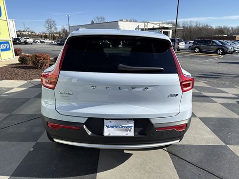 Used 2025 Volvo XC40 B5 Core image 9