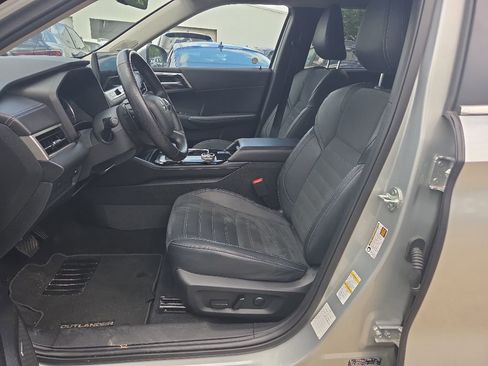 Used 2025 Mitsubishi Outlander SE FWD image 3