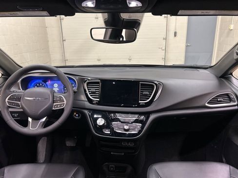 Used 2025 Chrysler Pacifica Select image 17