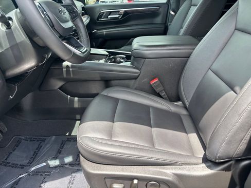 Used 2025 Chevrolet Tahoe Z71 w/ Comfort Package AWD/4WD image 9