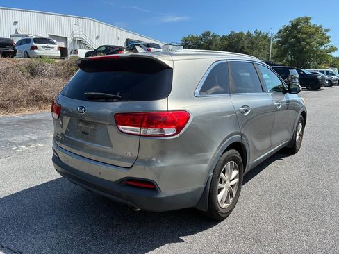 Used 2016 Kia Sorento LX w/ LX Convenience Package FWD image 4