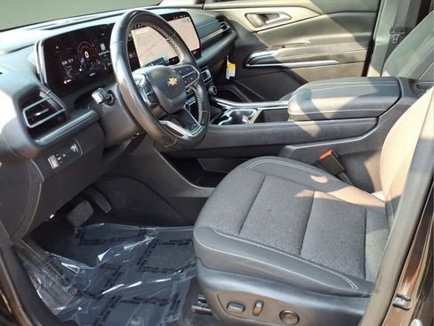 Used 2025 Chevrolet Traverse LT w/ Sun and Wheel Package FWD image 11