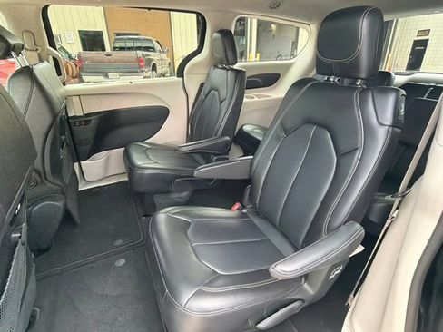 Used 2024 Chrysler Pacifica Touring-L FWD image 11