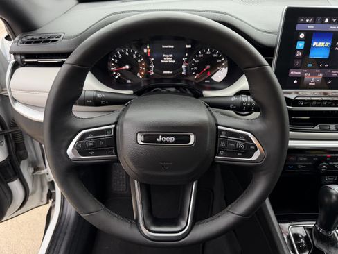 Used 2025 Jeep Compass Limited AWD/4WD image 19