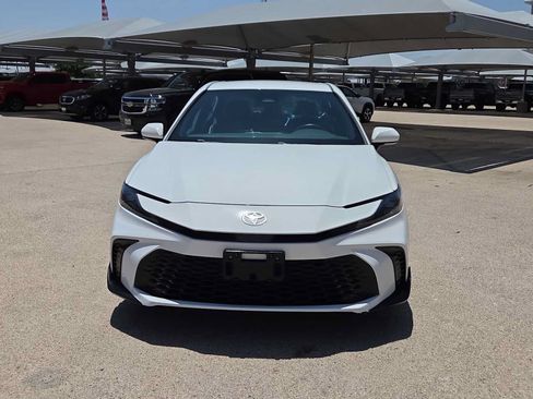 Used 2025 Toyota Camry SE FWD image 3