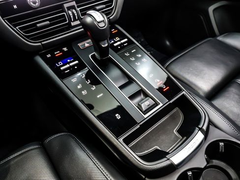 Used 2024 Porsche Macan w/ Premium Plus Package image 5