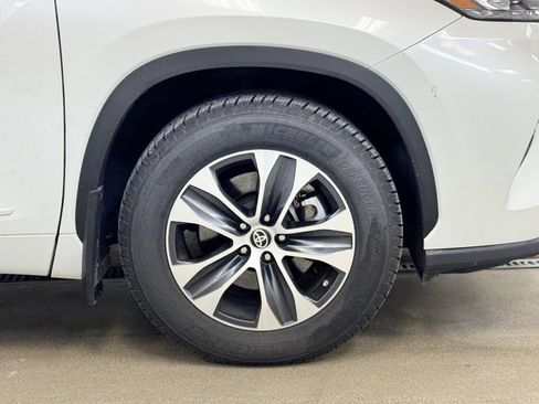 Used 2020 Toyota Highlander XLE image 4