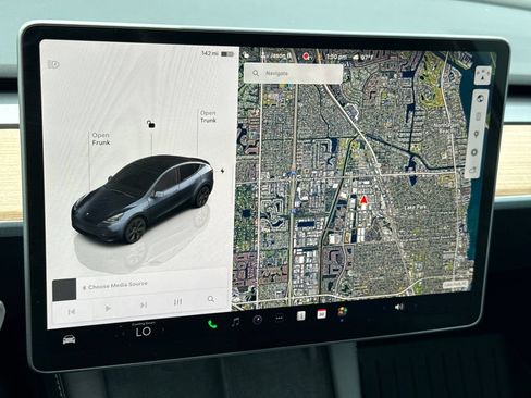 Used 2025 Tesla Model Y Long Range AWD/4WD image 19